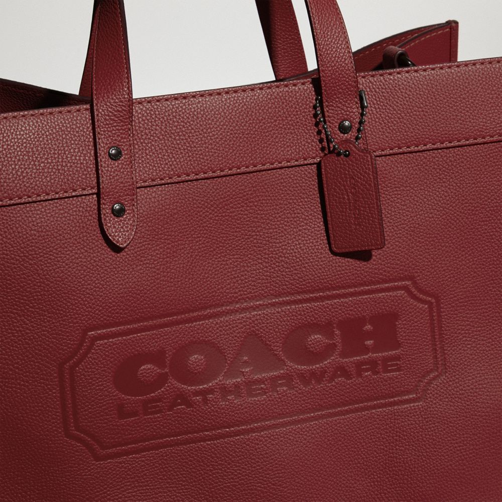 COACH® Field 40 With Badge Mulepose Dame Rød | DKYXF157