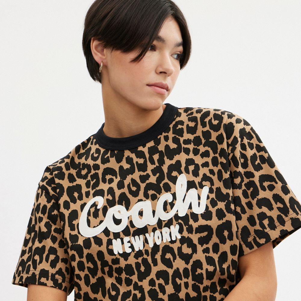 COACH® Leopard Cursive Signature Cropped T Shirts Dame Leopard | DKAHE578